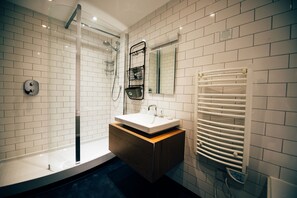 Combined shower/tub, designer toiletries, hair dryer, towels