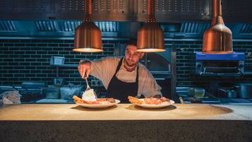 Desayuno a la carta (GBP 15.00 por persona)