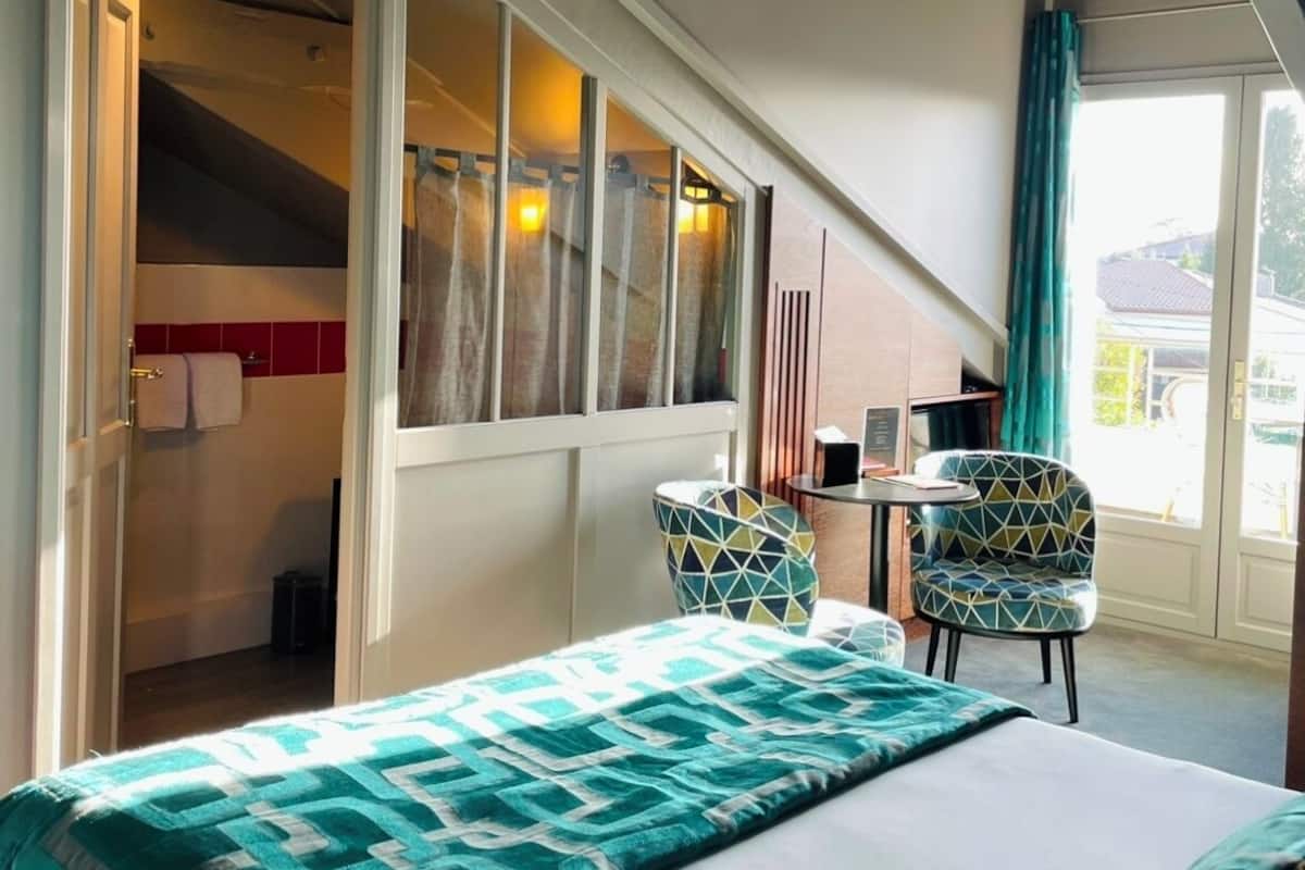 Deluxe Double Room | Peralatan tempat tidur premium, peti besi dalam bilik