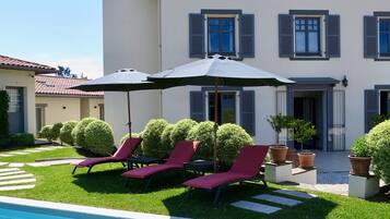 Seasonal outdoor pool, pool umbrellas, sun loungers
