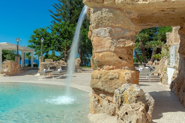 Piscina stagionale all'aperto, lettini