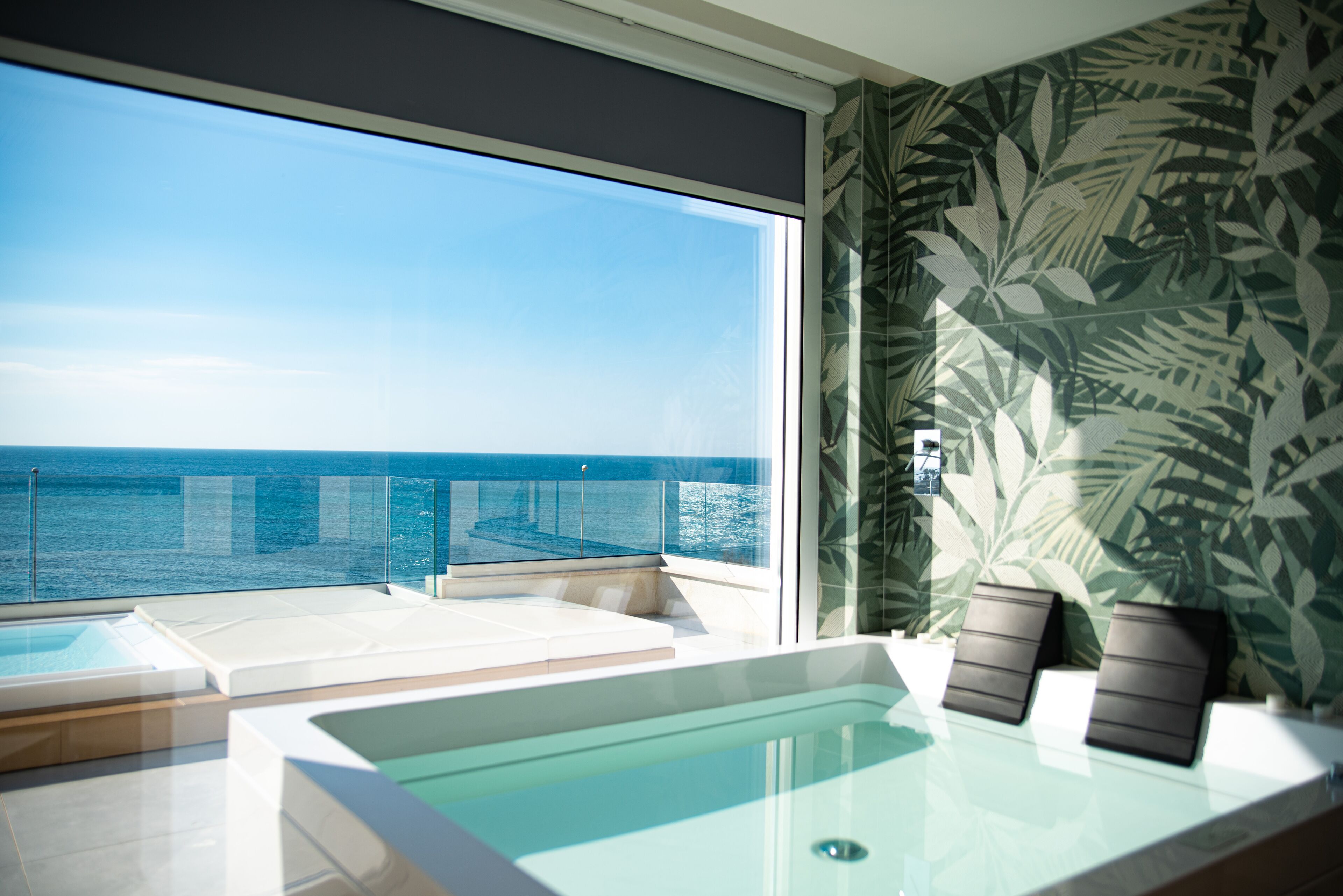 Suite, piscine privée, vue mer | Espace de travail pour ordinateur portable, Wi-Fi gratuit, draps fournis