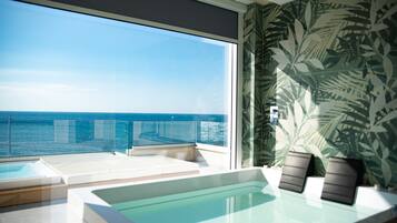 Suite, piscine privée, vue mer | Espace de travail pour ordinateur portable, Wi-Fi gratuit, draps fournis