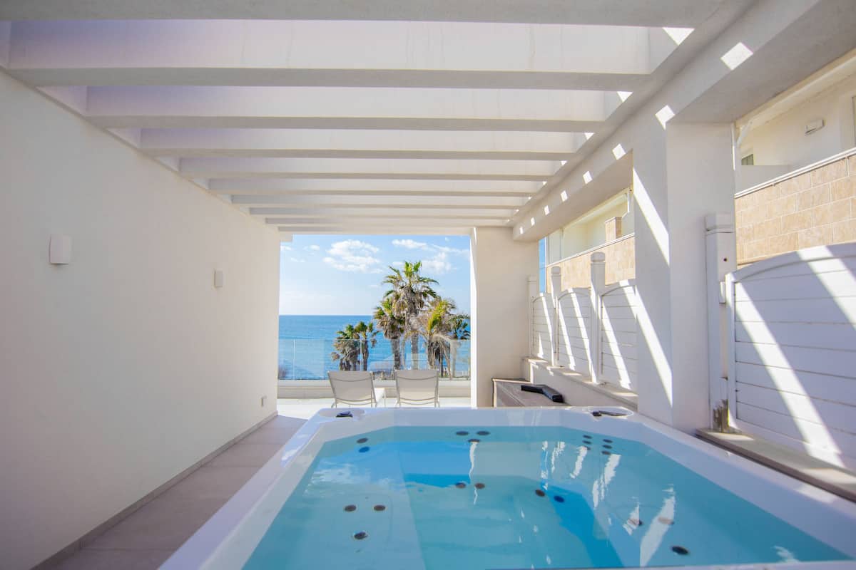 Suite Panorama, hot tub, pemandangan laut | Ruang kerja ramah laptop, Wi-Fi gratis, dan seprai linen