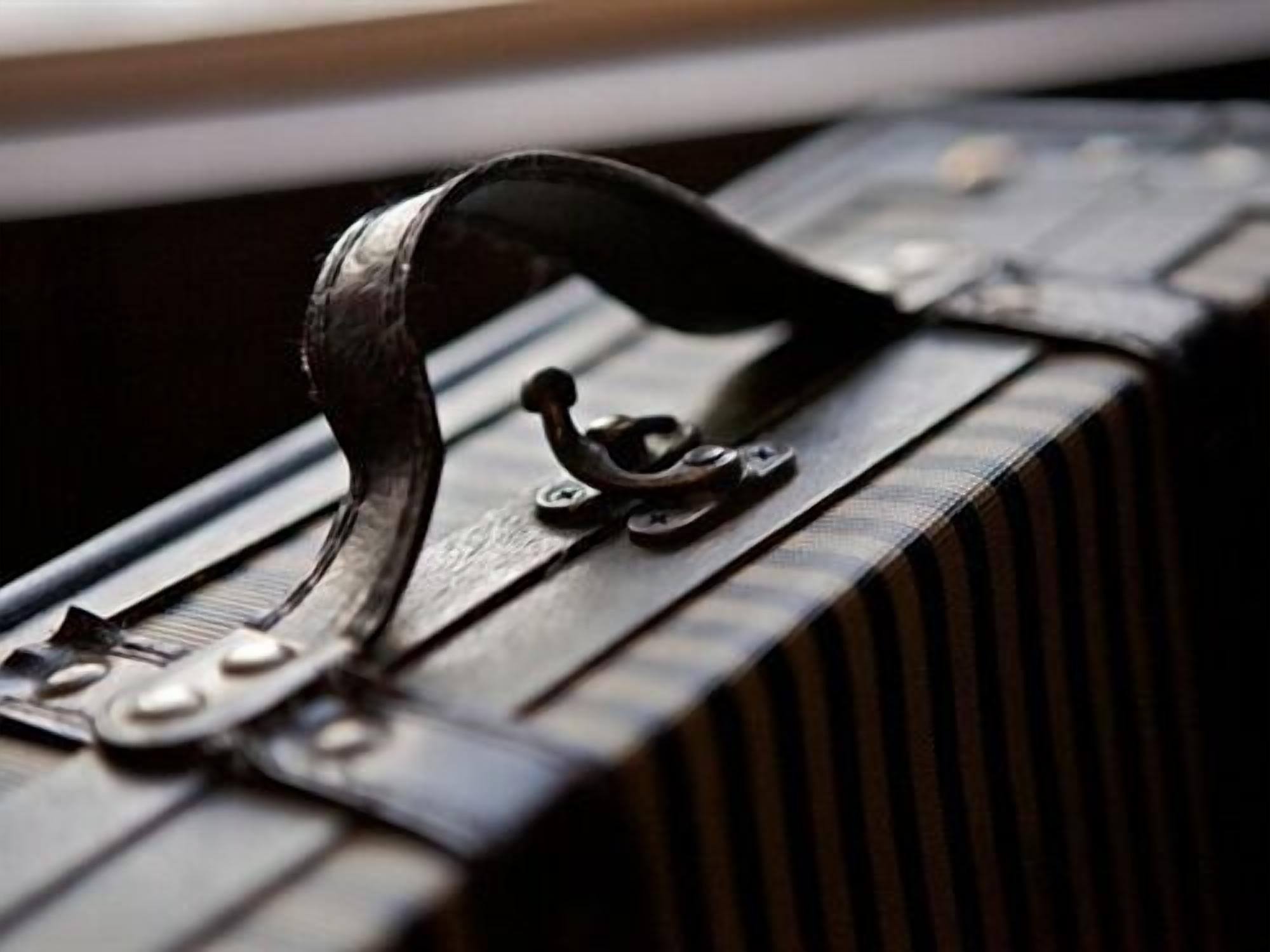 Un primo piano di una chiusura metallica su una superficie di legno, forse parte di una porta o di un mobile.