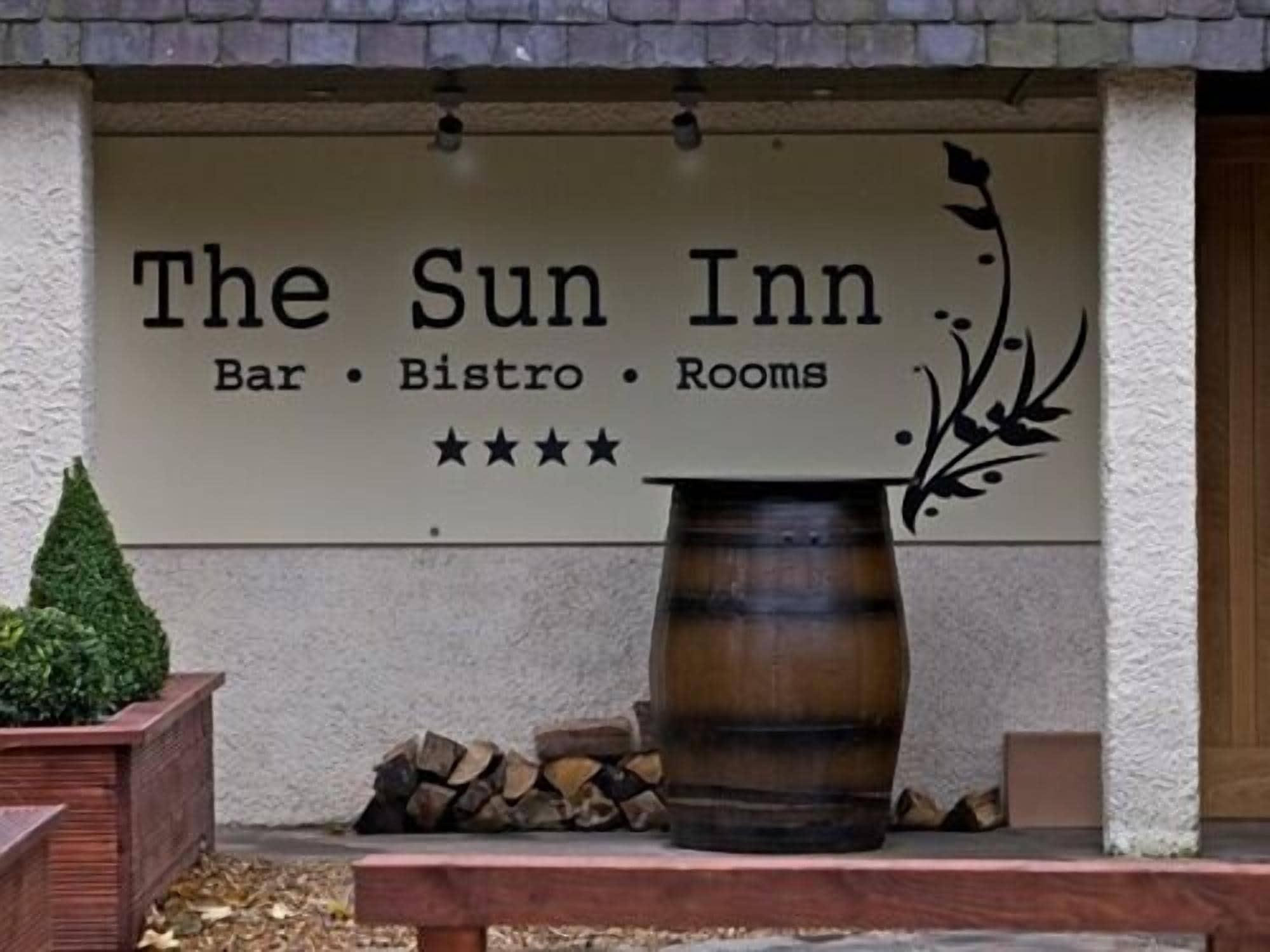 Señal de The Sun Inn con los siguientes servicios: Bar, Bistro, Habitaciones y una calificación de 4 estrellas.