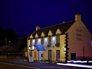 Exterior - The Sun Inn (Dalkeith)