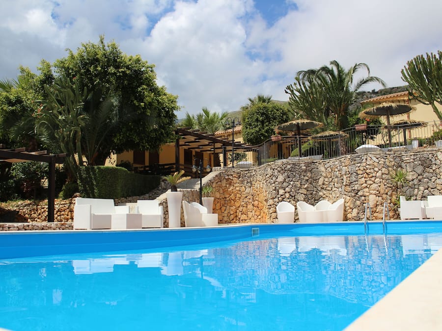 Piscina a l'aire lliure, para-sols i gandules