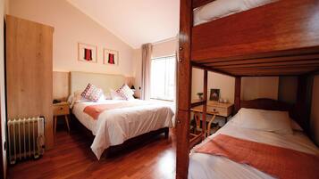 Driepersoonskamer | Donsdekens, een kluis op de kamer, een bureau, geluiddichte muren