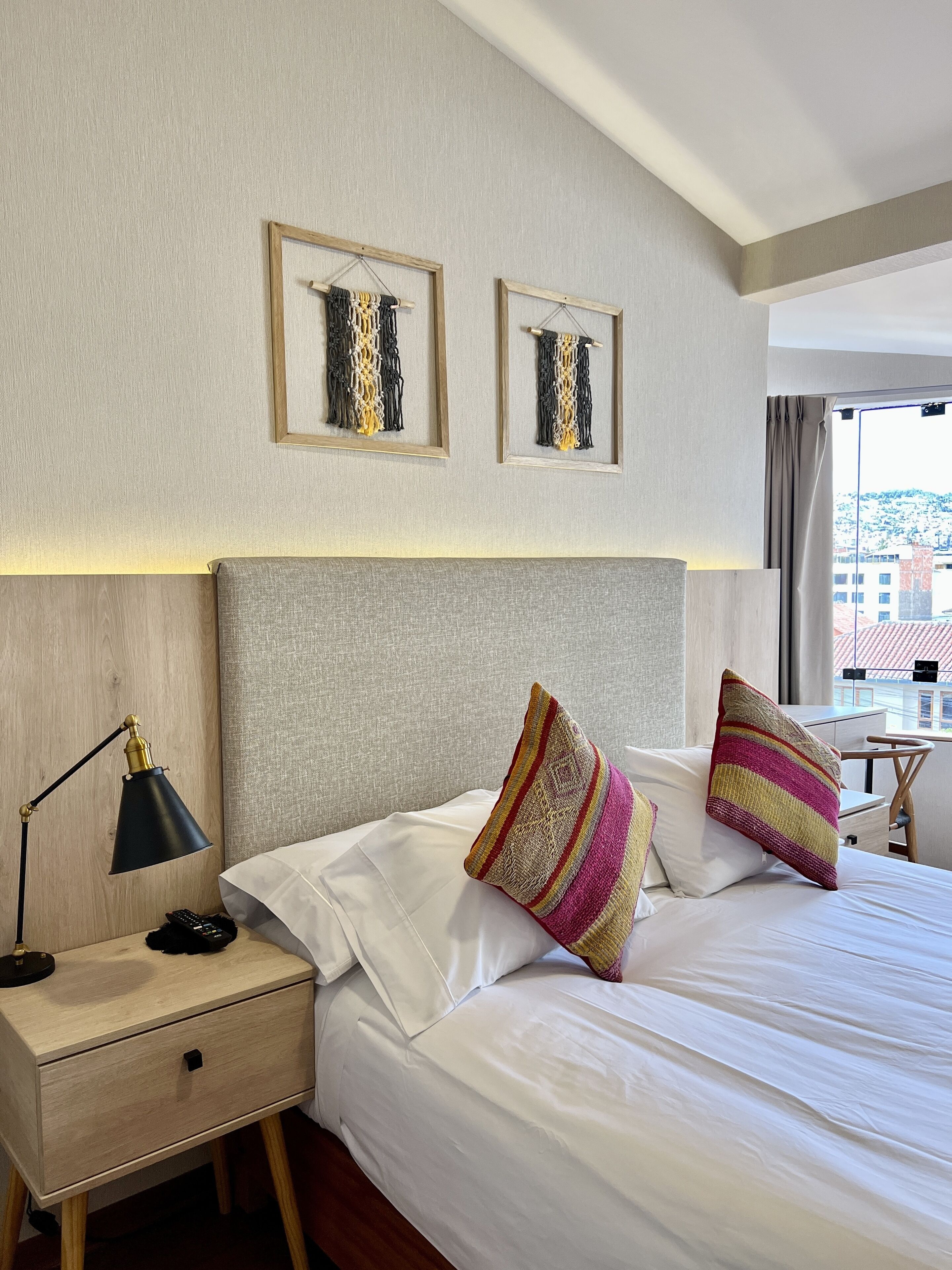 Tweepersoonskamer | Donzen dekbedden, een kluis op de kamer, een bureau, geluiddichte muren