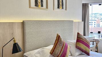 Tweepersoonskamer | Donzen dekbedden, een kluis op de kamer, een bureau, geluiddichte muren