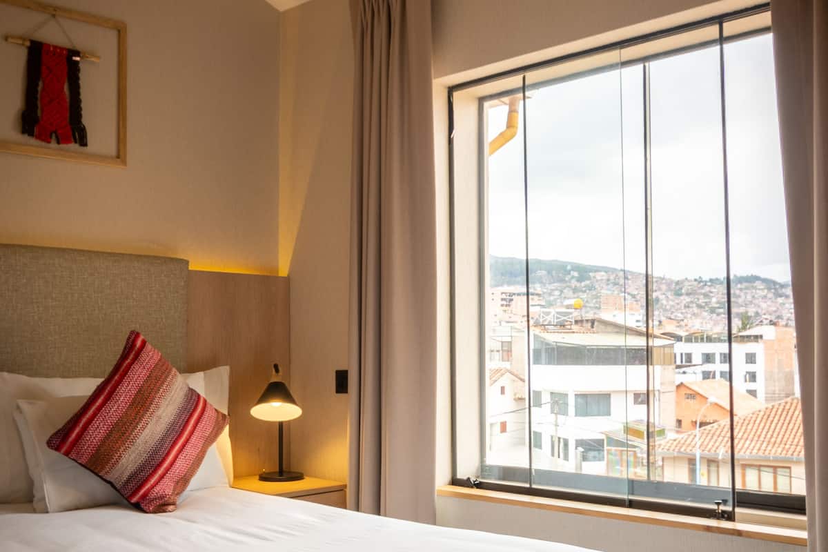 basic single room | down duvets, in-room safe, desk, soundproofing