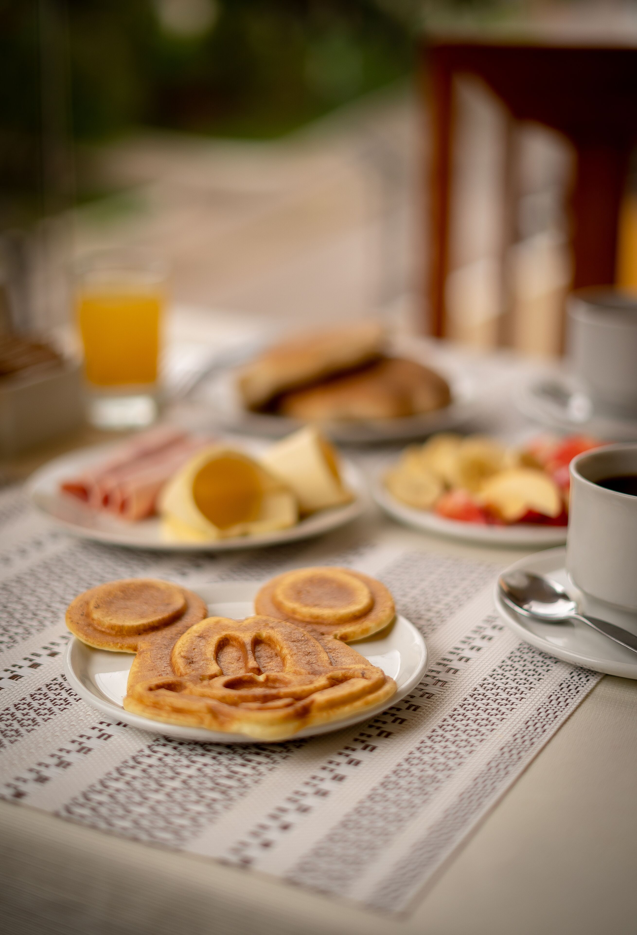 Un esmorzar amb crems, bacon, ous i una tassa de cafè.