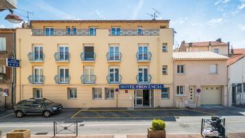 Un edificio de hotel con un letrero que dice 'HOTEL PROVENCAL'.