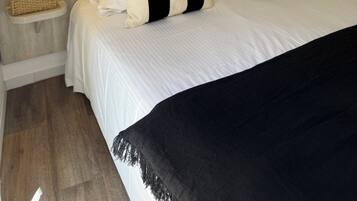 Comfort kamer | Een kluis op de kamer, individueel gemeubileerd, een bureau