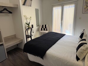 Comfort-huone | Tallelokero huoneessa, yksilöllisesti kalustettu, työpöytä