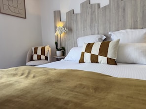 In-room safe, individually furnished, desk, blackout drapes - Provençal Hotel (Saint-Raphael)