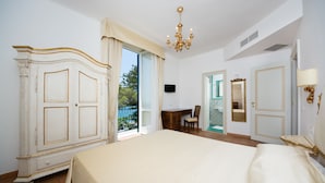A bedroom with a large bed, a wardrobe, a desk, and a chair. - Bed & Breakfast Relais San Giacomo (Maiori)