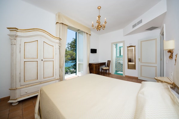 A bedroom with a large bed, a wardrobe, a desk, and a chair. - Bed & Breakfast Relais San Giacomo (Maiori)