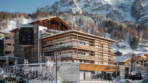 Un hotel con fachada de madera, varios balcones y un cartel que dice 'Lagacio Hotel Mountain Residence'.