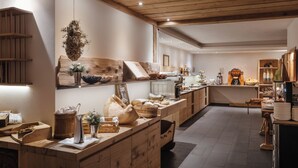 Una cocina rústica con vigas de madera, una encimera de madera con diversos utensilios de cocina y un adorno colgante.