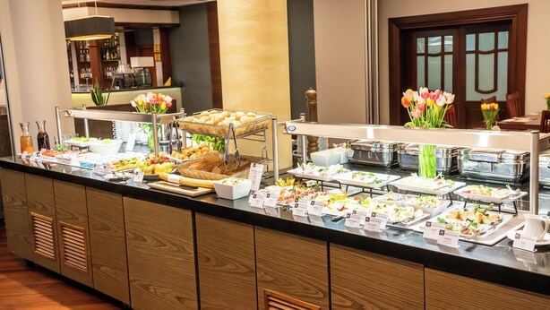 Un buffet proposant une variété de plats et un coin café.