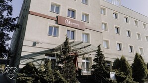 Un hôtel à plusieurs étages, sur lequel on peut lire l’inscription : « Hôtel Warminski et centre de conférences ».