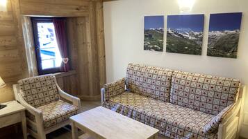 Appartamento Superior, 1 camera da letto, cucina, vista montagna | Area soggiorno | Lettore DVD