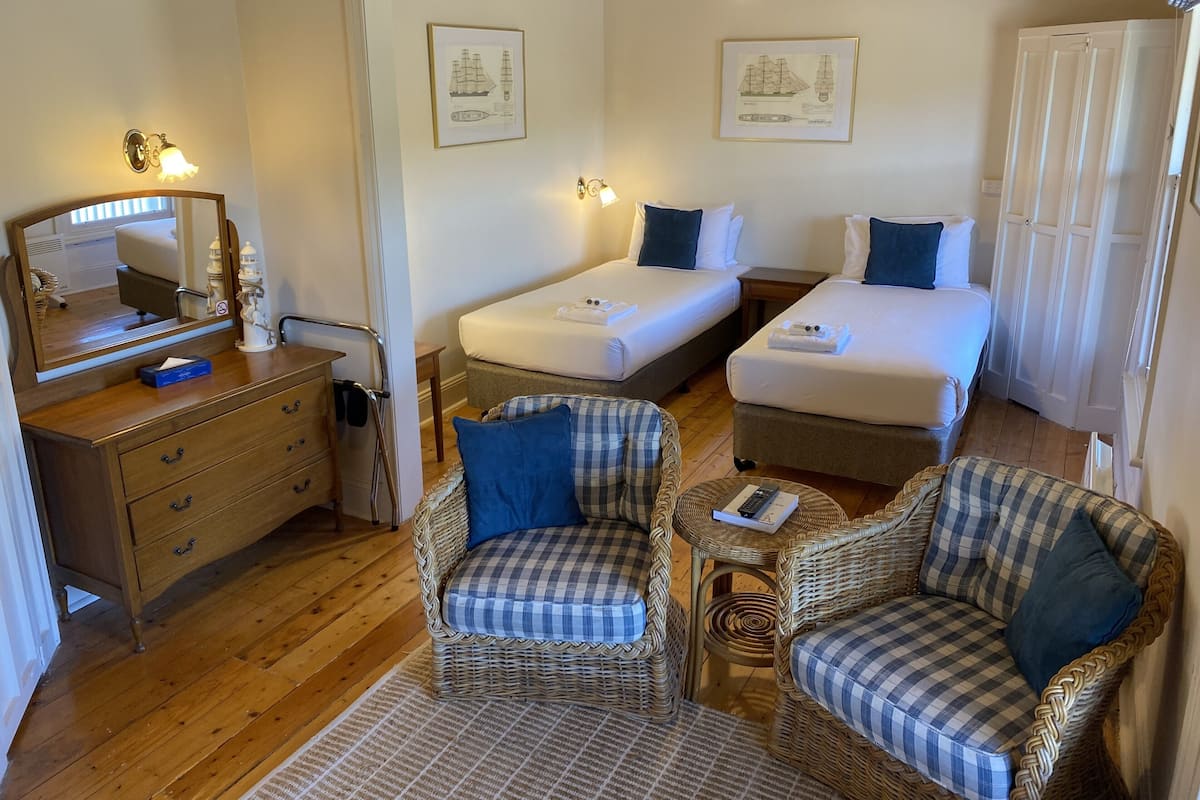 Habitación (Terminus Guesthouse) | Tabla de planchar con plancha, wifi gratis y ropa de cama