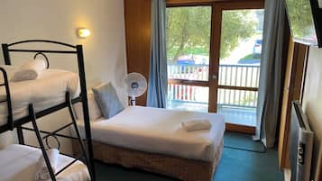 Familiesuite (Bunks - Motel) | Strygejern/strygebræt, gratis Wi-Fi, sengetøj