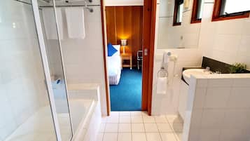 Familiesuite (Motel) | Badeværelse | Gratis toiletartikler, hårtørrer, håndklæder