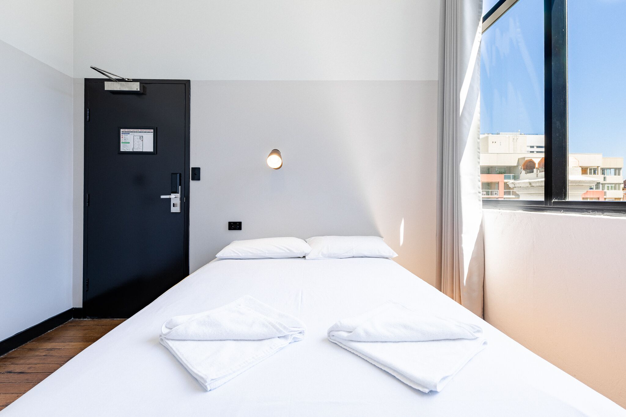 Ropa de cama hipoalergénica y caja de seguridad en la habitación 