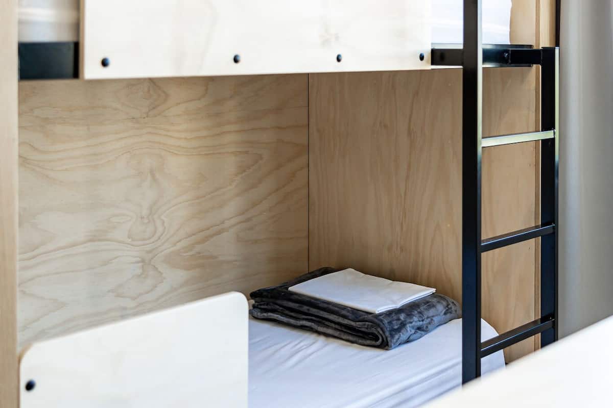 Una cama litera con estructura de madera y colchón.
