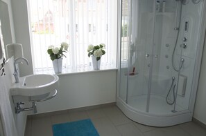 Classic Double or Twin Room | Bathroom | Hair dryer, towels - Hotel Coco Aps (Esbjerg)