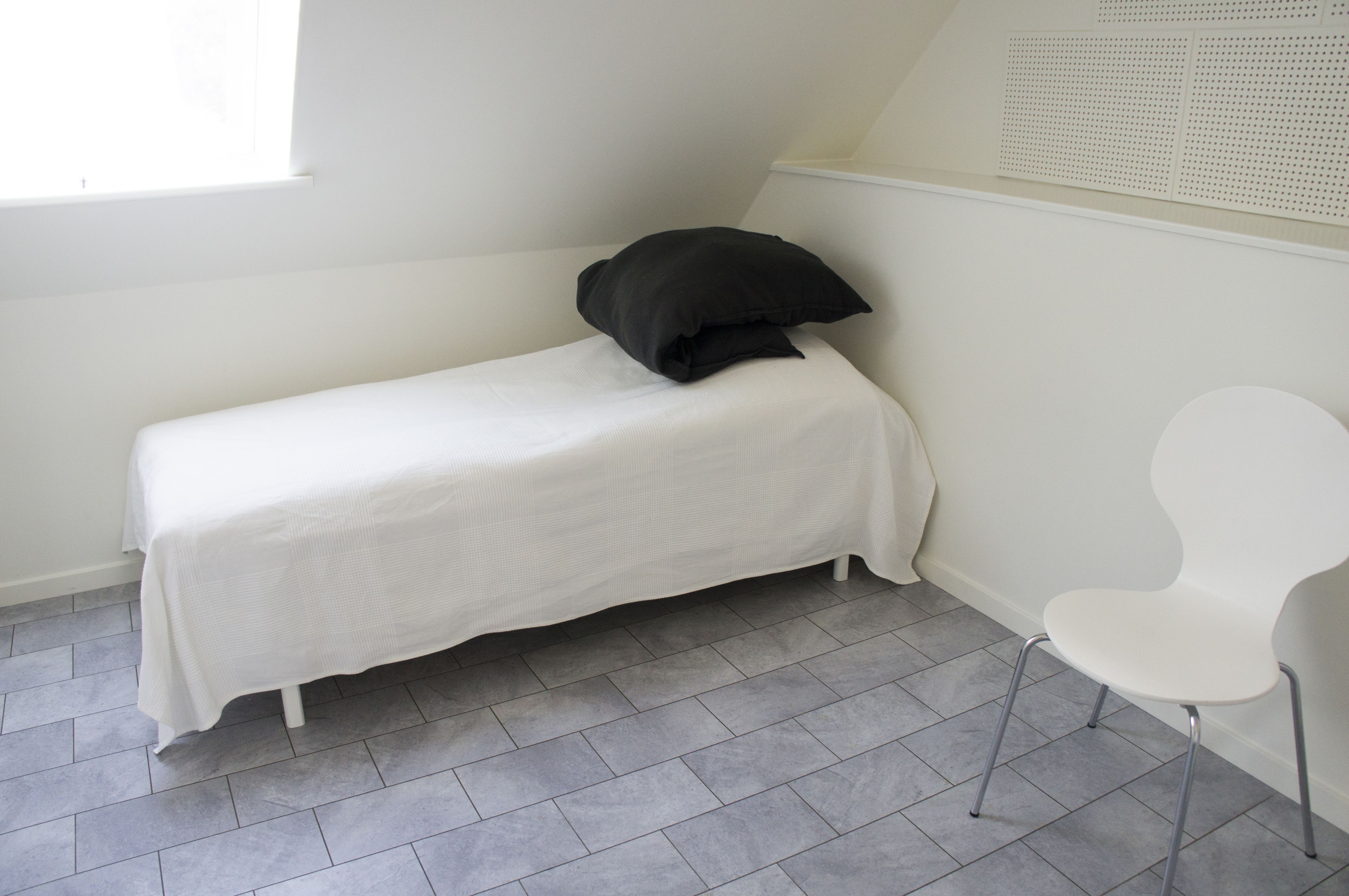 1 bedroom, hypo-allergenic bedding, individually decorated