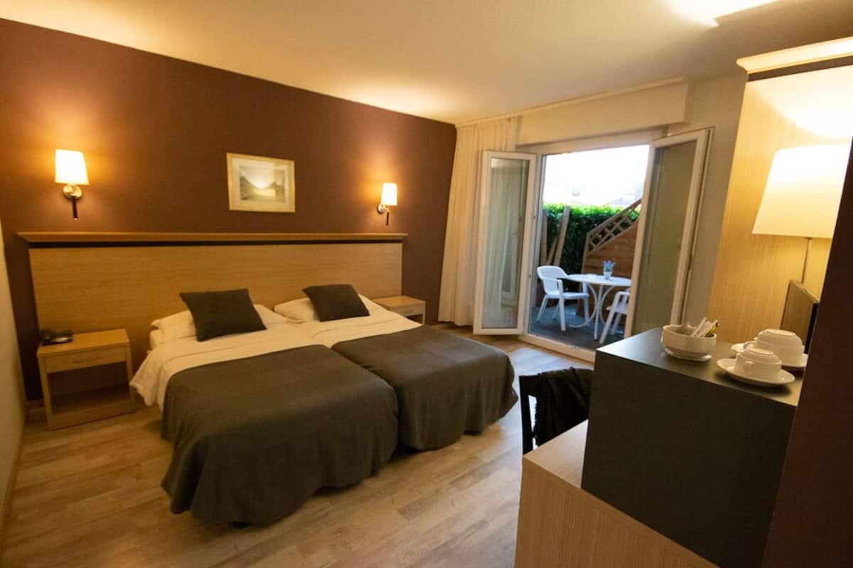 Tweepersoonskamer (Double room with balcony) | Een kluis op de kamer, een bureau, een laptopwerkplek