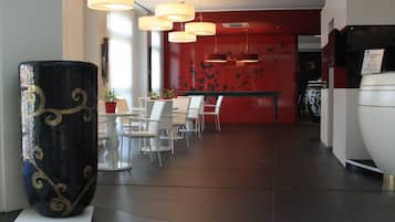 Colazione a buffet, servita tutte le mattine (10 EUR a persona)