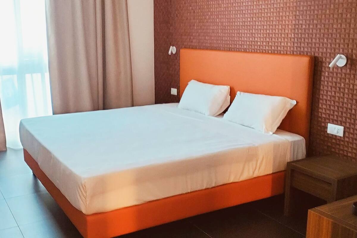 Down duvets, in-room safe, desk, blackout curtains