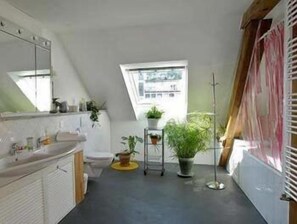 Double Room, Kitchen | Bathroom - Gaestezimmer Plaenke (Biel)