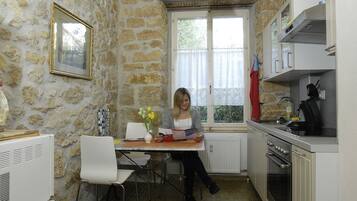 Standard Apartment, Kitchen | Dapur peribadi | Peti sejuk, ketuhar gelombang mikro, dapur, mesin basuh pinggan mangkuk