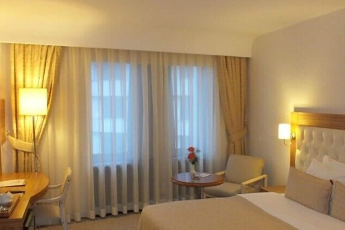 basic double room | minibar, in-room safe, desk, free wifi