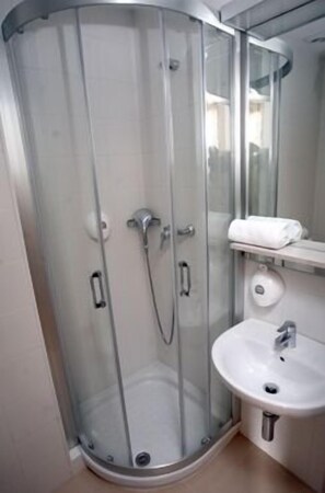 Douche, articles de toilette gratuits, sèche-cheveux