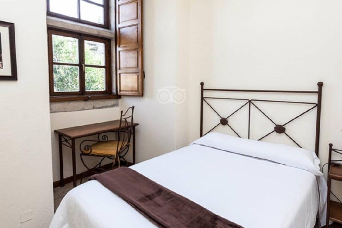 Tabla de planchar con plancha, wifi gratis, ropa de cama