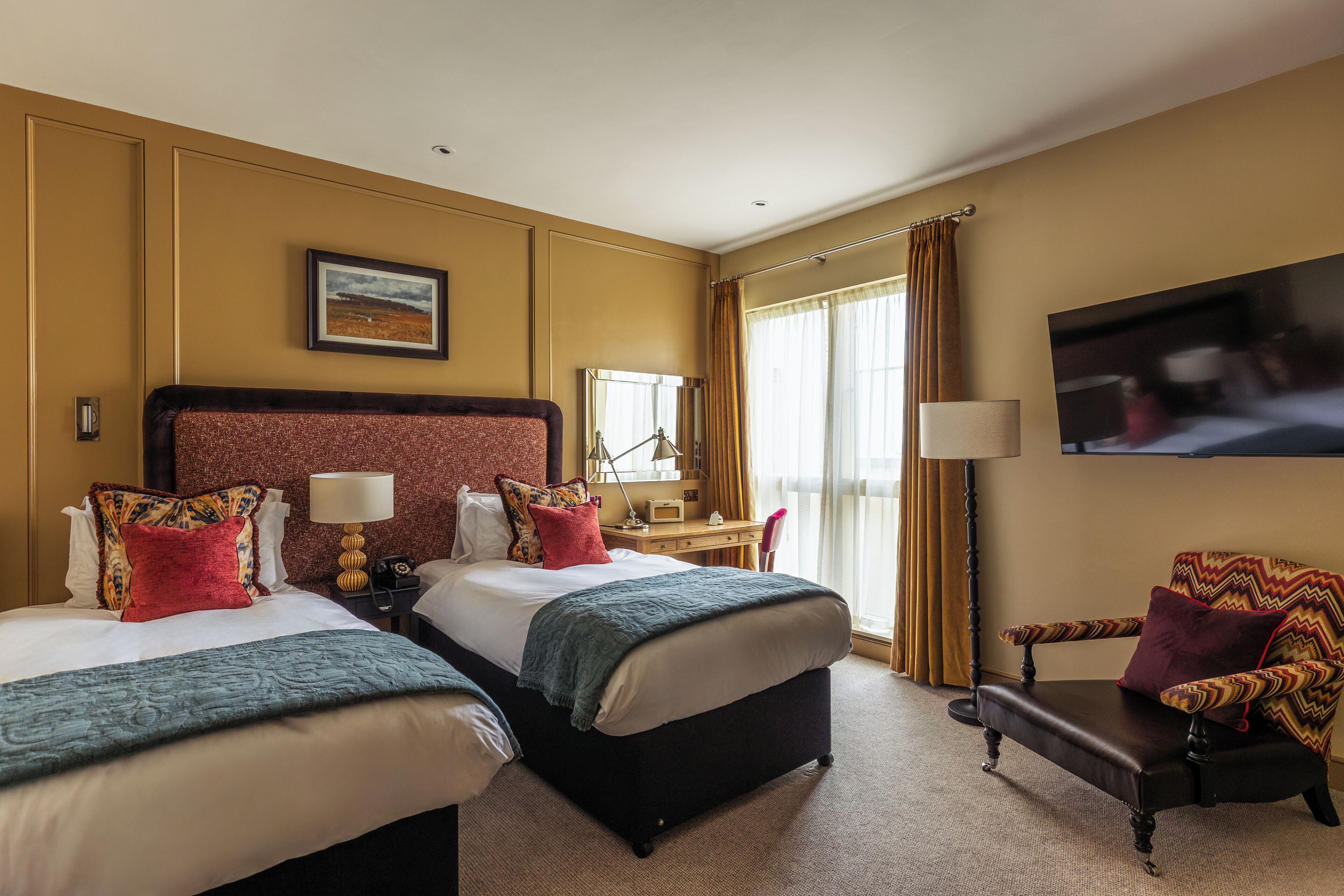 Camera con 2 letti singoli | Minibar, una cassaforte in camera, una scrivania, ferro/asse da stiro