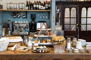 Breakfast buffet - The Alma Hotel (London)