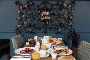 Breakfast area - The Alma Hotel (London)