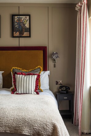 Minibar, in-room safe, desk, iron/ironing board - The Alma Hotel (London)