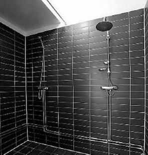 Douche, sèche-cheveux, serviettes fournies