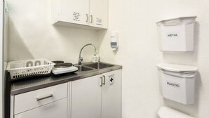 Fridge, microwave, cookware/dishes/utensils - Acco Hostel (Stockholm)