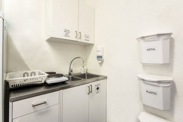 Réfrigérateur, micro-ondes, batterie de cuisine, vaisselle et ustensiles